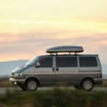 minivan a noleggio che percorre la strada che porta una famiglia in vacanza
