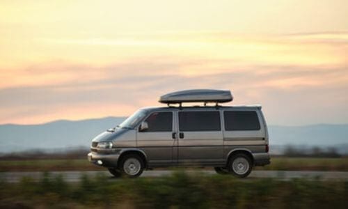 minivan a noleggio che percorre la strada che porta una famiglia in vacanza