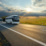 strada al tramonto con pullman in arrivo sullo sfondo