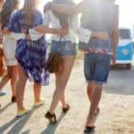 gruppo di amici che ha noleggiato un minivan per andare in vacanza