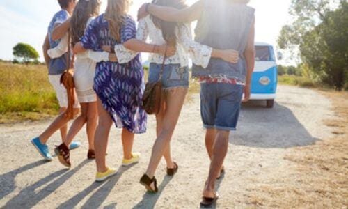 gruppo di amici che ha noleggiato un minivan per andare in vacanza
